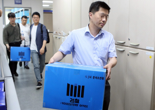 부산시청 압수수색 의료원장 자료 확보      (부산=연합뉴스) 조정호 기자 = 조국 법무부 장관 후보자와 가족을 둘러싼 의혹과 관련해 검찰이 동시다발 압수수색에 들어간 27일 부산시청에서 검찰 수사관이 노환중 부산의료원장 임명 관련 자료를 상자에 담아 사무실을 나서고 있다. 2019.8.27      ccho@yna.co.kr  (끝)